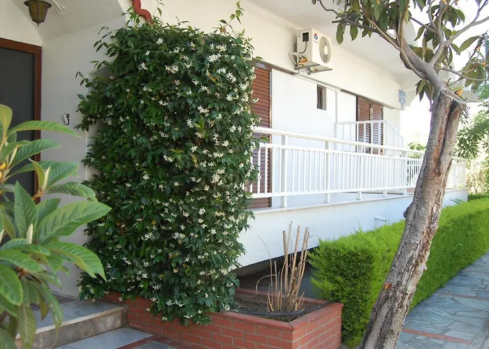 Giorgos Apartments Square